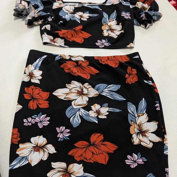SHEIN Curve Floral Top with Black Trim - Picture 1 of 8